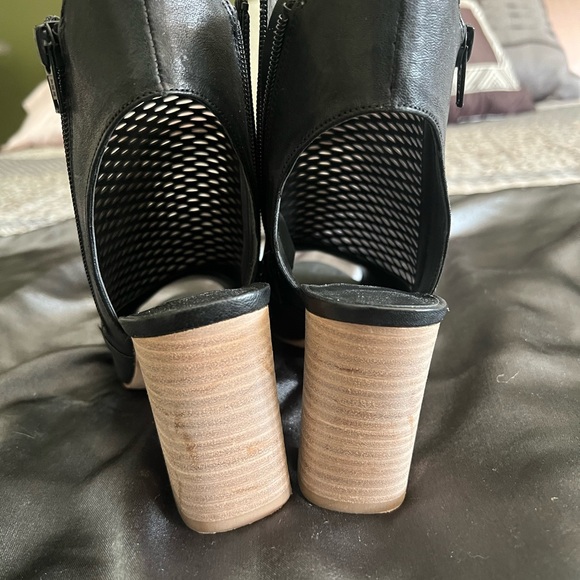 Vaneli black mesh shoes - Picture 2 of 5